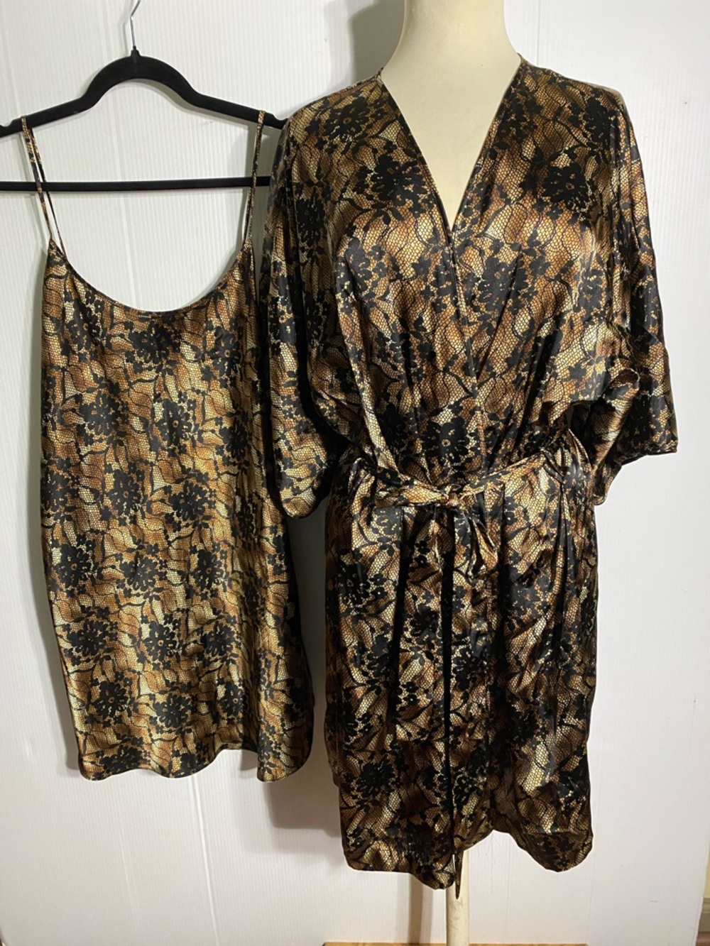 Gold & Black Lace-Print Satin Robe with Nightgown. Size 1XL but like a X-large.